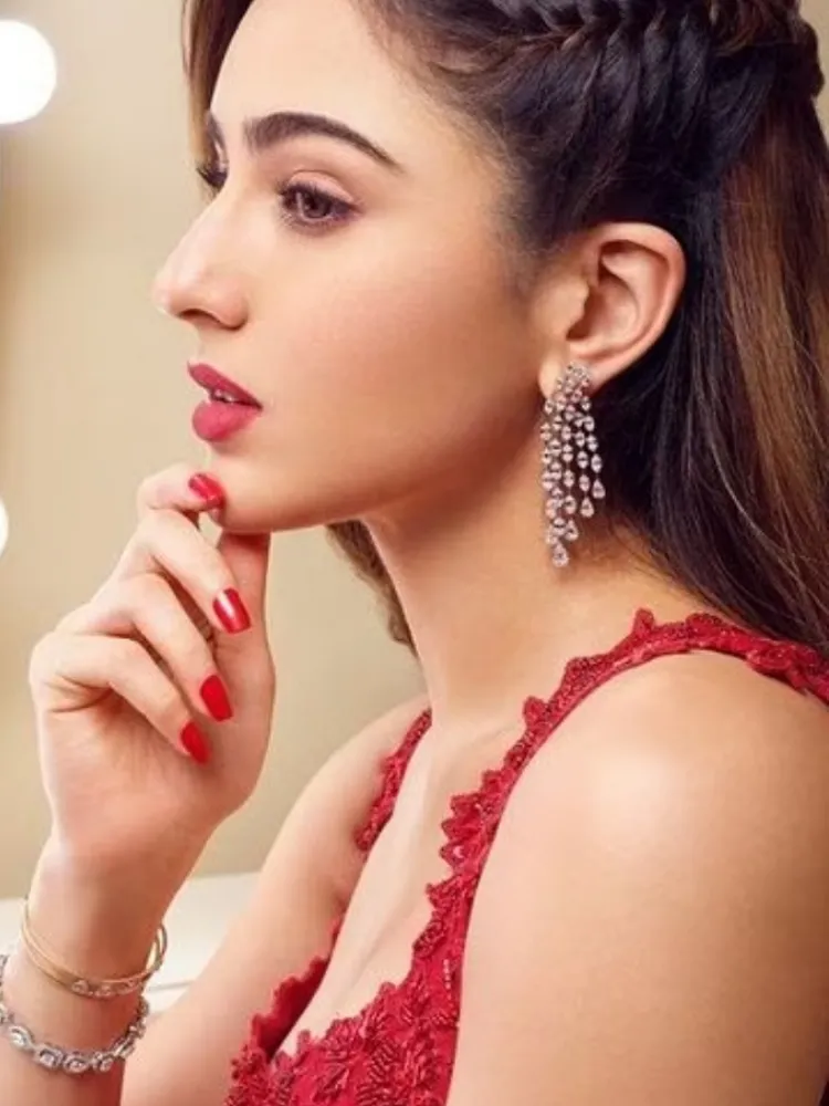 looking for some new hairstyle? which will perfectly goes on every outfit,  Here's Sara Ali Khan's hairstyle tips which will definitely helps you! -  Popdiaries