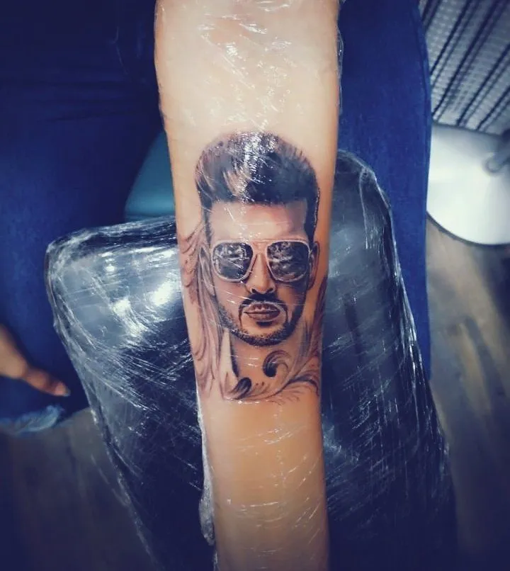 After Kartik Aaryan, Karan Kundrra's fans get his face and initials tattooed  on themselves! - Popdiaries