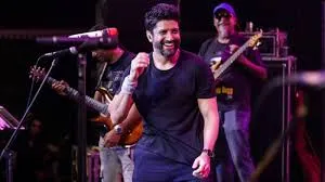 Farhan Akhtar performs in Goa , crowd sing along to Dil Chahta hai Title Song; fan says ‘still having goosebumps’!