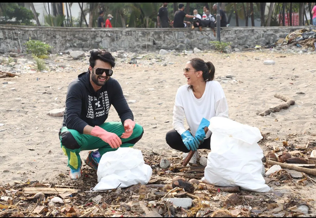 Earth Day: Pragya Kapoor, Dia Mirza, and Manish Paul come together for a beach  clean up drive - Popdiaries