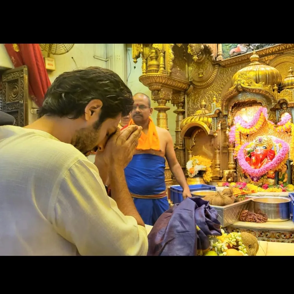 Kartik Aaryan Visits Siddhivinayak to Seek Blessing for the Success of Bhool Bhulaiyaa 2, and keeps up with his tradition!
