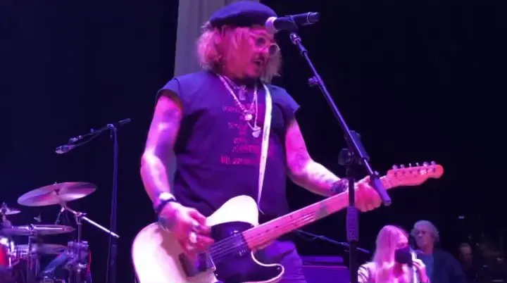 Suprise performance by Johnny Deep at UK concert as Amber Heard case goes to court.