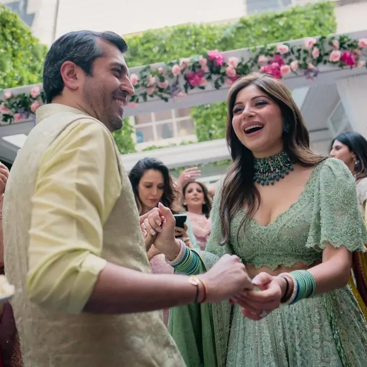 Kanika Kapoor, Bride-to-be grooves to ‘Chittiyaan Kalaiyaan’ with her groom; Watch the video!!
