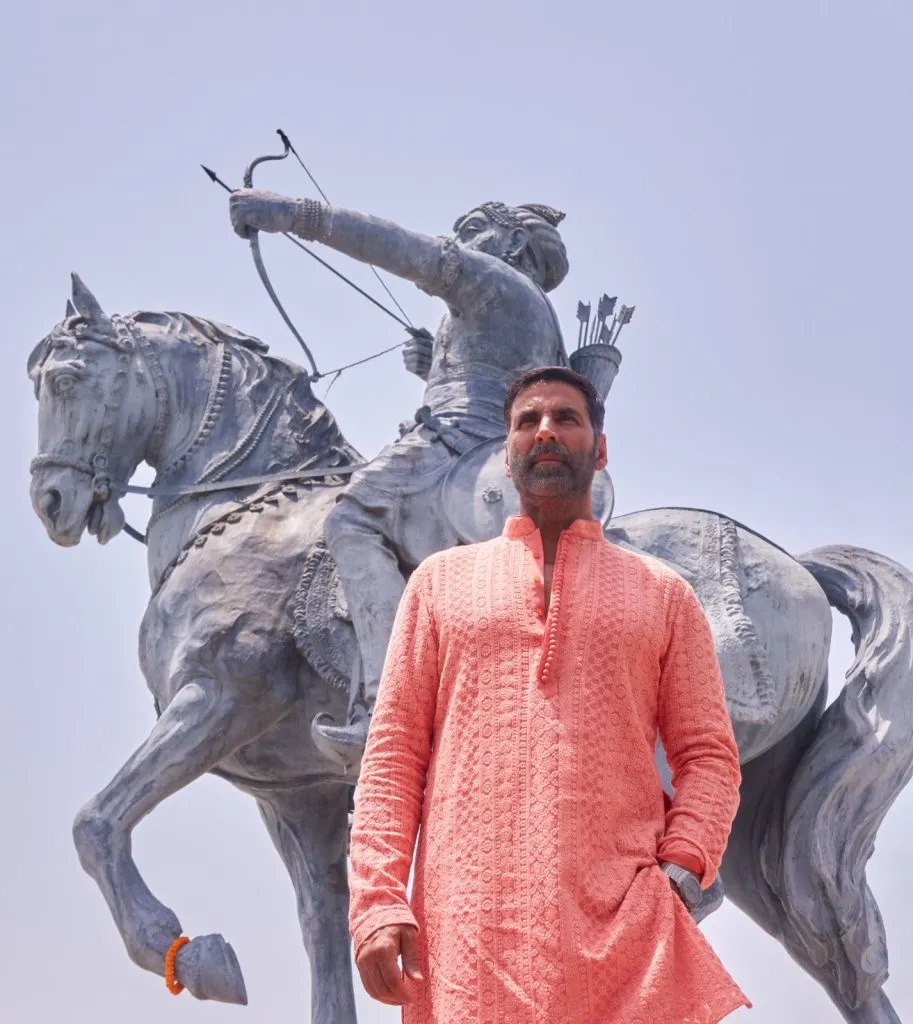 Akshay Kumar and team Samrat Prithviraj honour India’s last Hindu king at his fort, Rai Pithora in New Delhi! 